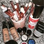 Set šminke za svakodnevno šminkanje, uključujući četkice, pudere, sjajeve i osnovne proizvode za lice, idealan za 'sminkanje za svaki dan'.