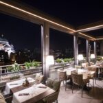 Restoran sa terasom i pogledom na Hram Svetog Save noću u Beogradu.