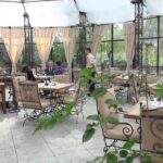 Restoran u Vinariji Kovačević na Fruškoj Gori sa prostranim, elegantno uređenim enterijerom i pogledom na prirodu.