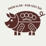 Logo festivala SREM KLOB-KOB FEST ŠID, stilizovana svinja sa elementima kobasica u dizajnu, sa nazivom festivala iznad.