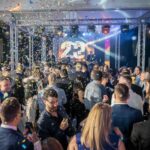 Proslava korporativne žurke sa zaposlenima, muzika i konfete u svečanoj atmosferi