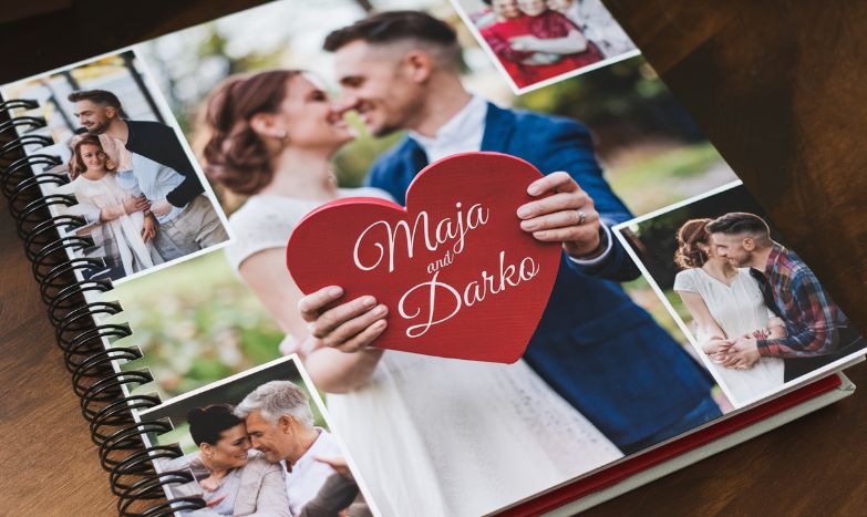 Personalizovani foto album za Dan zaljubljenih sa slikama zaljubljenog para i crvenim srcem na korici sa imenima โMaja i Darkoโ.