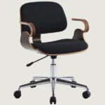 Moderna kancelarijska stolica sa zakrivljenim drvenim detaljima, crnim sedištem i naslonom, na hromiranoj bazi sa točkićima.