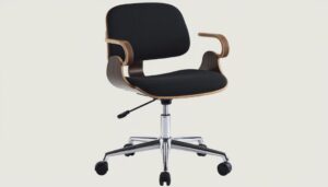 Moderna kancelarijska stolica sa zakrivljenim drvenim detaljima, crnim sediลกtem i naslonom, na hromiranoj bazi sa toฤkiฤima.