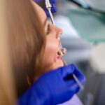 Žena na stomatološkom pregledu – jasno pokazuje da je vreme za posetu stomatologu