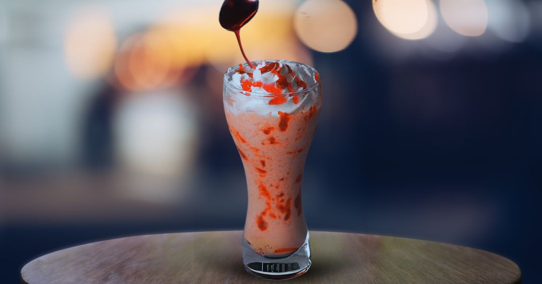 Mocha frappe sa jagodom i belom čokoladom