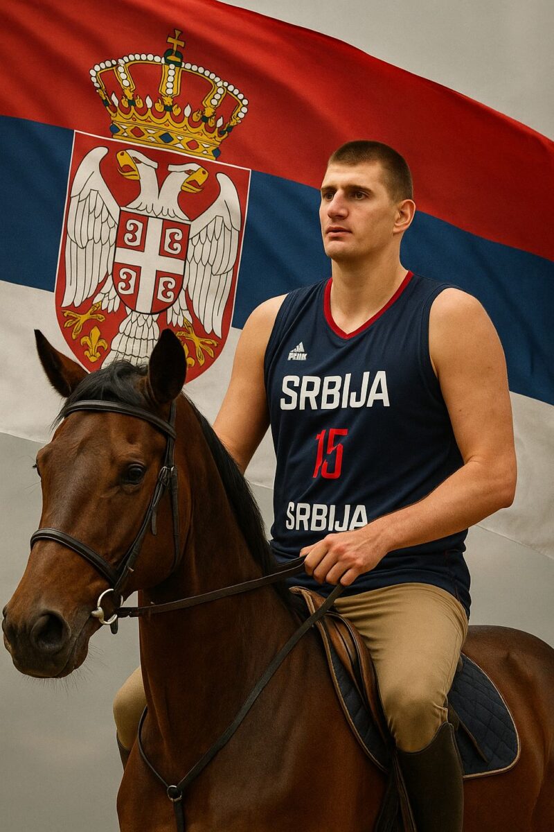 Nikola Jokić jaše konja uz pozadinu zastave Srbije, noseći dres sa natpisom Srbija.