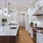 Moderna kuhinja sa belim elementima i drvetom koja prikazuje produžen vek trajanja kuhinjskog nameštaja