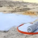 Nanošenje tečne hidroizolacije na površinu krova pomoću valjka za zaštitu od prodora vode.