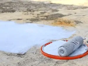Nanošenje tečne hidroizolacije na površinu krova pomoću valjka za zaštitu od prodora vode.
