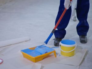 osoba meša smesu za zaštitu podruma od vlage