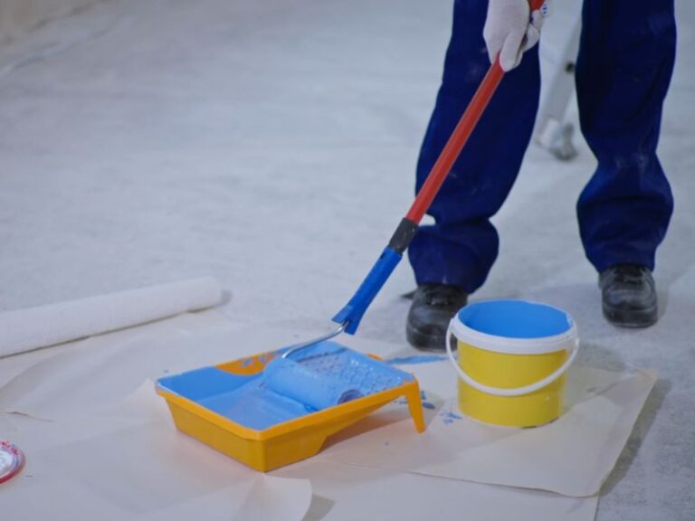 osoba meša smesu za zaštitu podruma od vlage