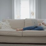 devojka leži na ugaonoj