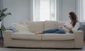 devojka leลพi na ugaonoj