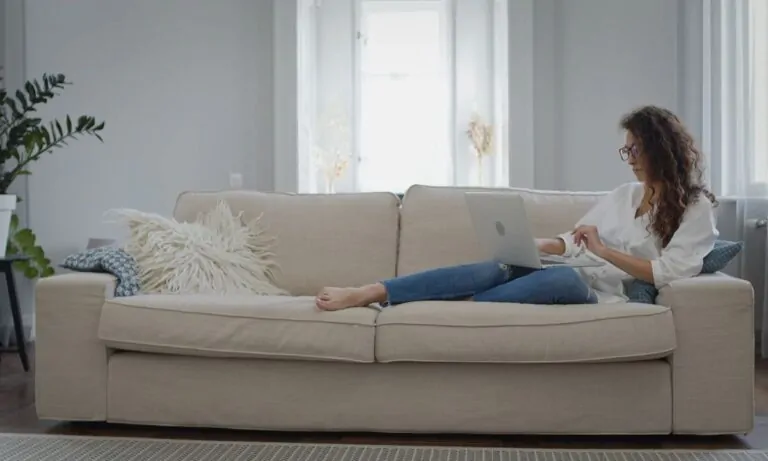 devojka leži na ugaonoj