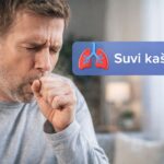 Muškarac srednjih godina kašlje u zatvorenoj prostoriji, ilustruje suvi kašalj kod odraslih.