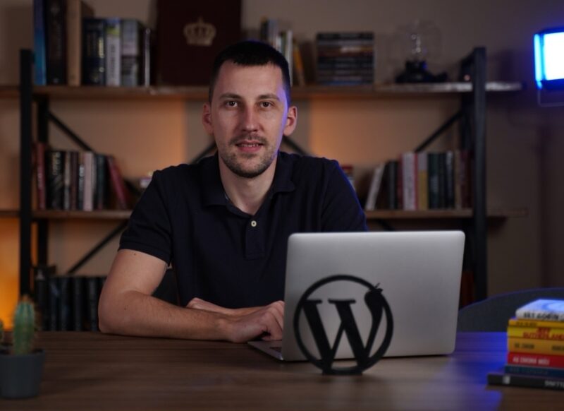 Aleksandar Đekić sedi za laptopom 