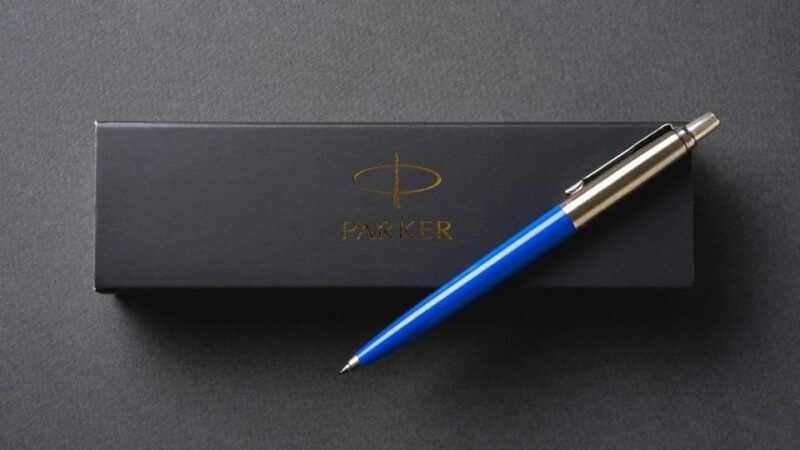 Elegantna Parker hemijska olovka u kutiji kao primer brendiranog poslovnog poklona