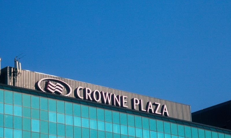 Logo kompanije Crowne Plaza na hotelu u Srbiji