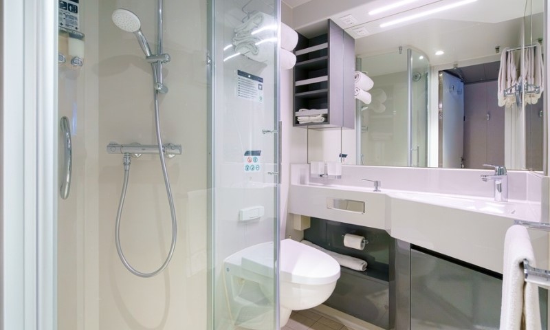 pogled na kupatilo sa tušem, umivaonikom i toaletom