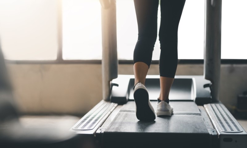 Žena trči na traci za trčanje