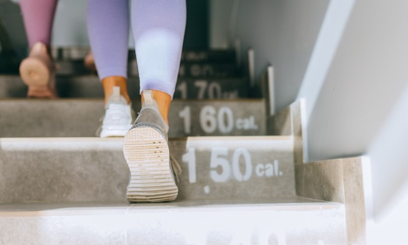 Devojke vežbaju tako što se penju uz stepenice u kući