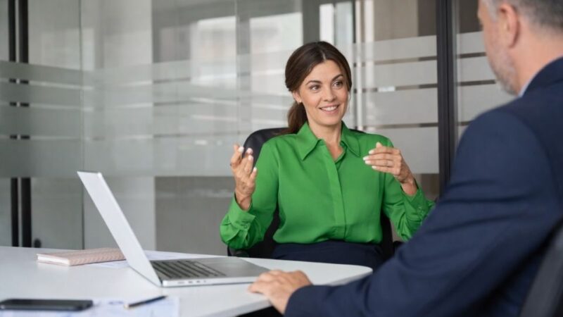 Poslovni razgovor između klijenta i predstavnice kompanije u kancelariji