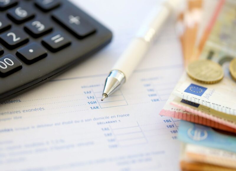 prikaz kalkulatora, hemijske i papira za oporezivanje biznisa