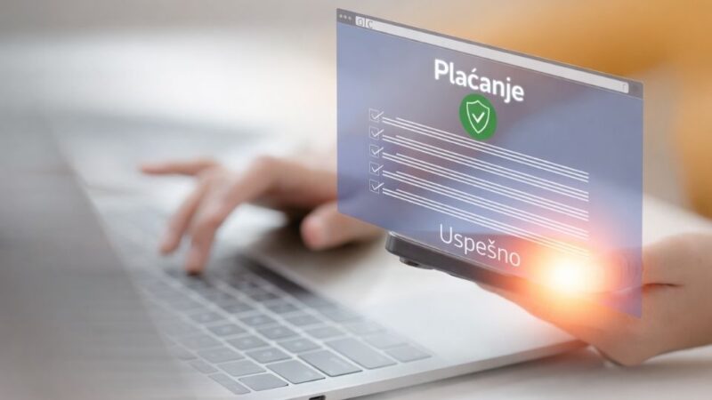 Digitalno plaćanje prikazano na laptopu kao primer savremenih poslovnih tehnologija
