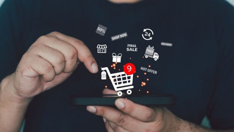 Ruka koristi pametni telefon sa ikonama online kupovine i digitalnih usluga