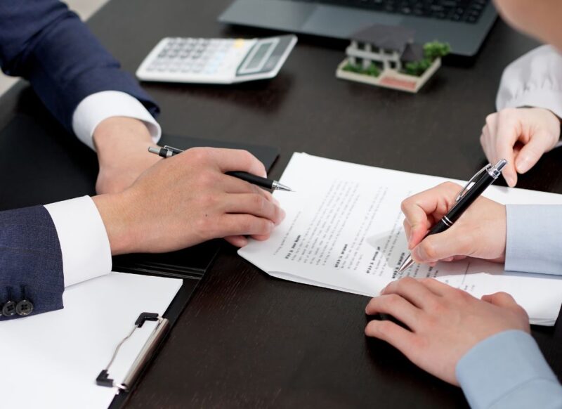 osoba registruje firmu