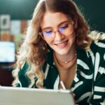 devojka koristi tablet i veselo se smeši