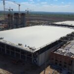 Gradilište EXPO 2027 kompleksa sa velikim halama i kranovima u izgradnji