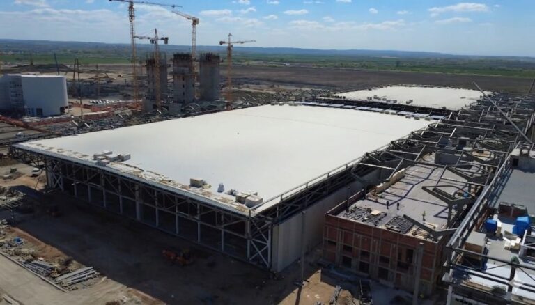 Gradilište EXPO 2027 kompleksa sa velikim halama i kranovima u izgradnji