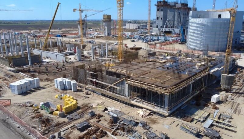 Gradilište stambenog kompleksa u Surčinu sa konstrukcijama zgrada u izgradnji