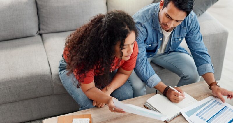 Par analizira dokumente i troškove kako bi izabrao najpovoljnije osiguranje
