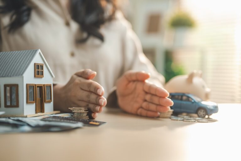 Ruke razdvajaju troškove osiguranja kuće i vozila