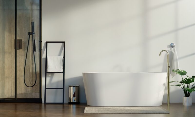 Savremeno kupatilo sa tuš kabinom, samostojećom kadom i jasno planiranim rasporedom sanitarija