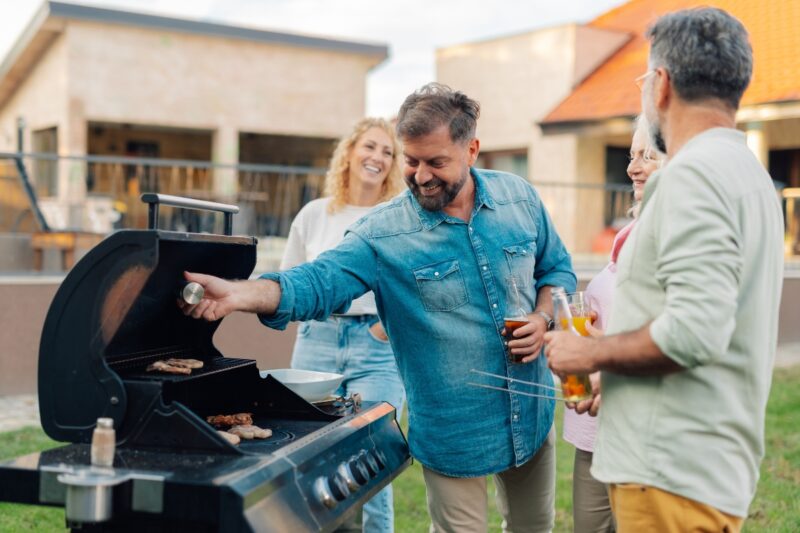 prikaz nekoliko prijatelja koji peku roštilj i smeju se
