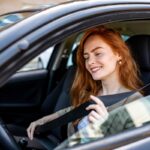 devojka vezuje pojas u automobilu