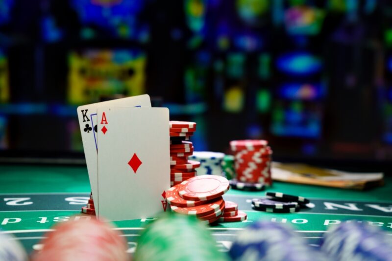 prikaz karata za blekdžek na stolu i čipova