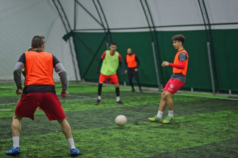 prikaz društva koji igra fudbal 