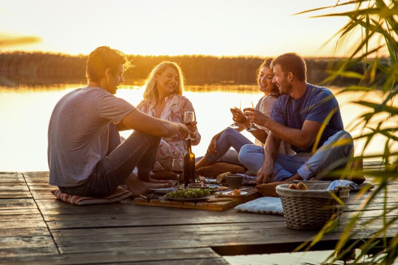 društvo uživa na jezeru
