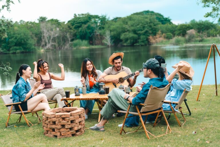 prijatelji se druže u prirodi