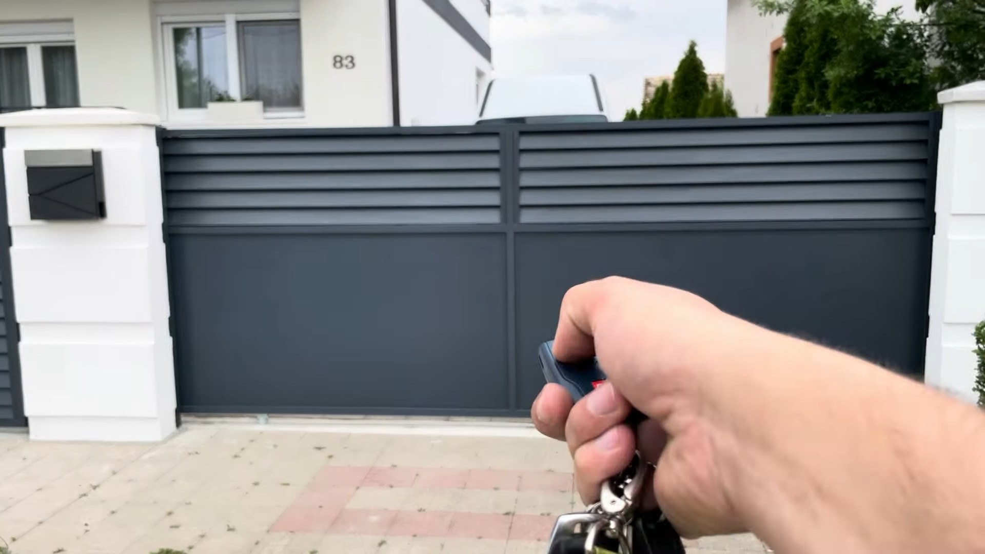 Daljinsko upravljanje modernom aluminijumskom kapijom ispred porodične kuće
