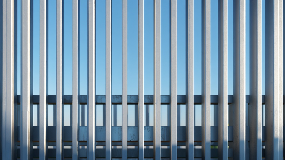 Detalj aluminijumske konstrukcije i vertikalnih panela na otvorenom prostoru