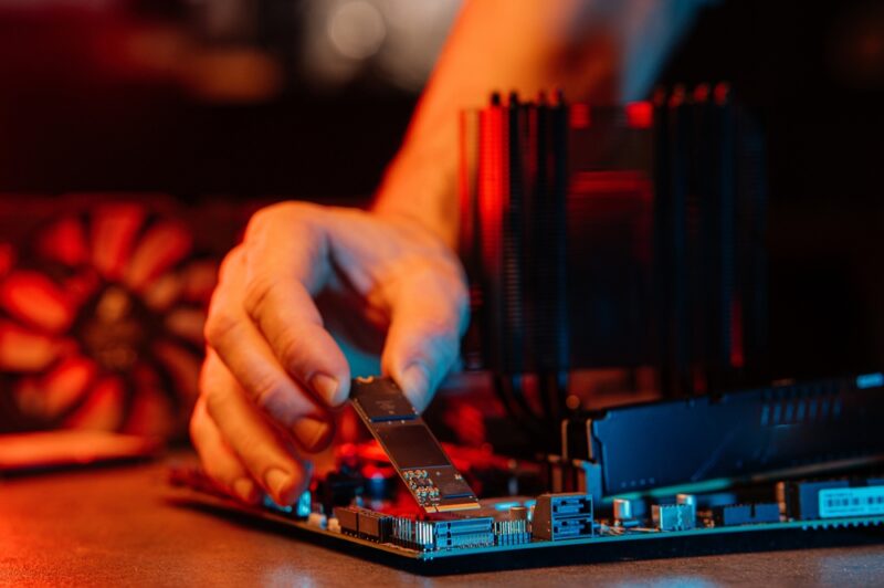 Ugradnja NVMe SSD diska na matičnu ploču tokom sklapanja gejming računara radi bržeg učitavanja igara i sistema.