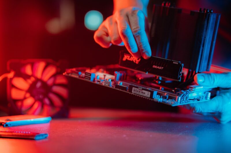 Ugradnja DDR5 RAM memorije na matičnu ploču tokom sklapanja gejming računara za optimalne performanse u modernim igrama