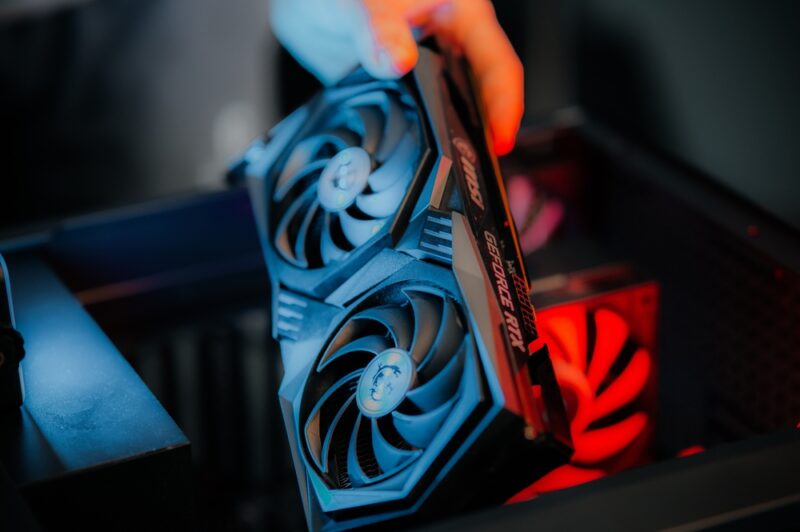 Grafička karta visokih performansi tokom ugradnje u računar, jedna od najvažnijih komponenti koje čine moderan gaming PC.