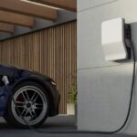 Električni automobil povezan na pametni zidni punjač u modernoj kućnoj garaži.